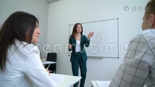 白板附近的年轻白种人教师在教室里辅导大学生视频