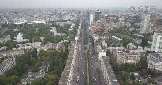 空中观景。 城市交通道路的无人机镜头。 基辅市视频