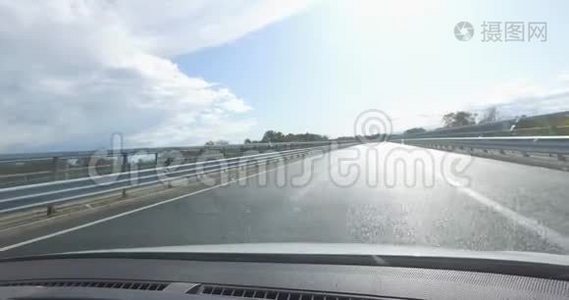 高速公路雨后行驶时，太阳升起，与低交通从相反的方向，没有交通堵塞。视频