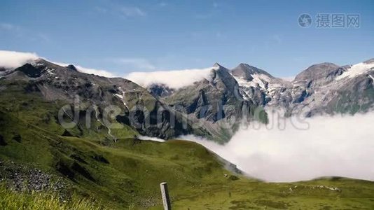 高山峡谷和山脉之间的云视频
