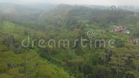 巴厘岛上印度尼西亚田野、山丘和村庄的空中景观。视频