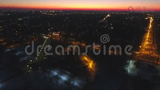 高清Drone拍摄的夜间城市，十字路口和属于交通的道路视频