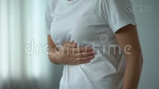 女性胃疼，患有消化性溃疡，饮食不健康视频