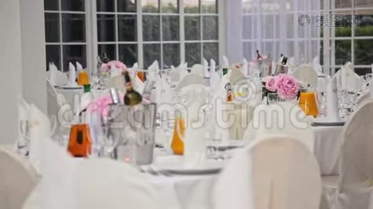 节日内部：带有餐桌装饰宴会庆典的婚礼大厅视频