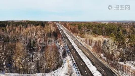 汽车在路上行驶，冬天的时候。 空中观景。视频