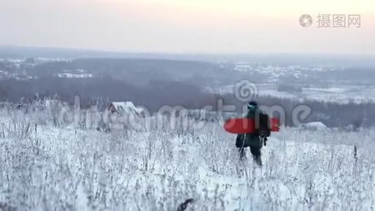 运动员在球场上使用滑雪板设备视频