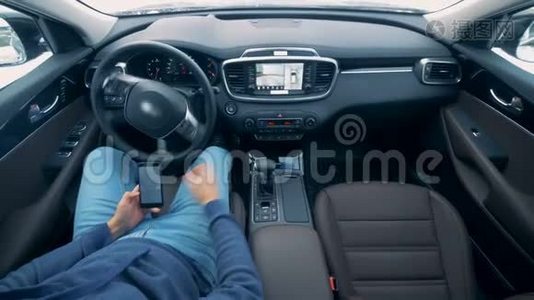 一个男人坐在自动驾驶自动驾驶自动驾驶自动驾驶汽车里视频