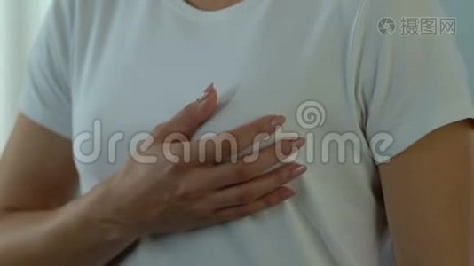 女性关注乳房疼痛检查乳腺，癌症症状视频