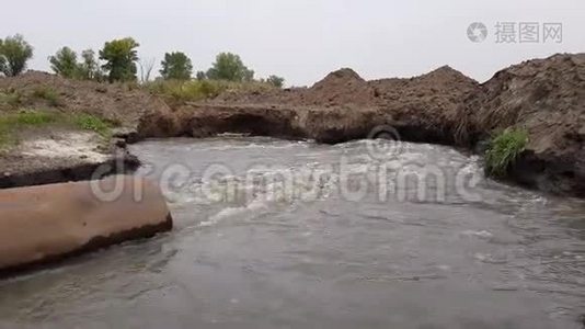 一股脏水流入河中视频