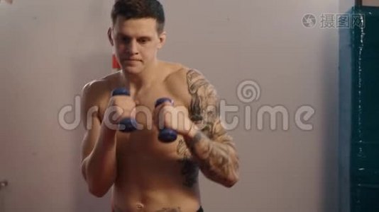 男拳击手在健身房练习拳击视频