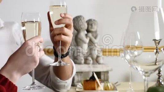 浪漫关系的概念.. 双手戴着香槟。 一对年轻夫妇在一个约会餐厅的特写镜头视频