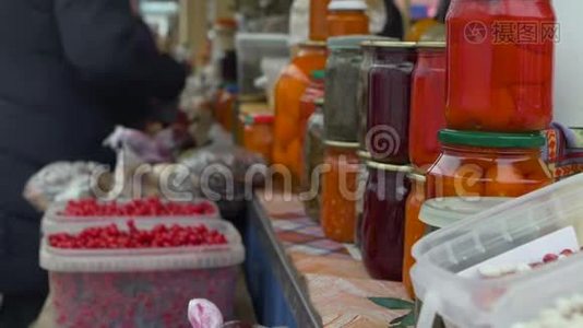 街头或农场市场的玻璃瓶或银行自制罐头食品视频