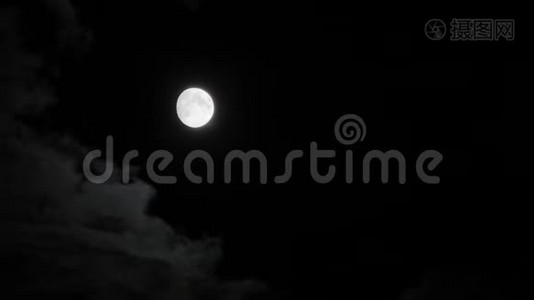 满月消失在云层后面视频