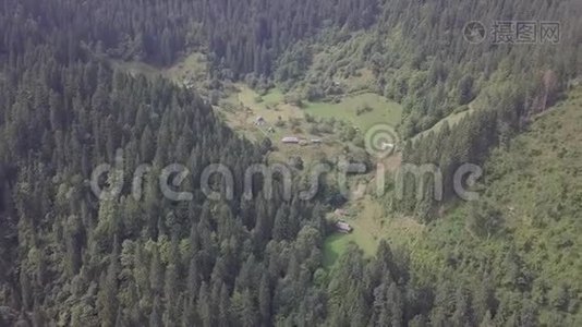 空中夏景，前往喀尔巴阡山中的喀尔巴阡村，乌克兰视频