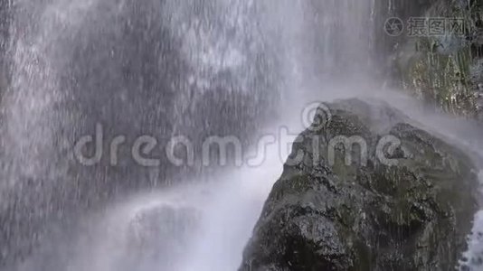 秋天的Makhuntseti瀑布。 跌水撞击岩石。 慢动作。视频