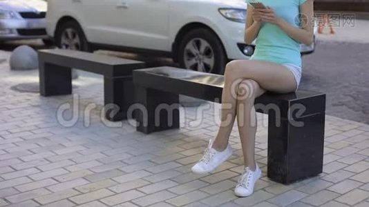 漂亮的女士，有智能手机，能把胖男人赶走，坐在长凳上，形成对比视频