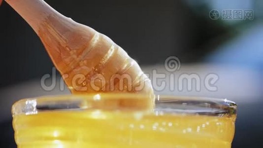 用滴头提取蜂蜜。 蜂蜜淋巴器。视频