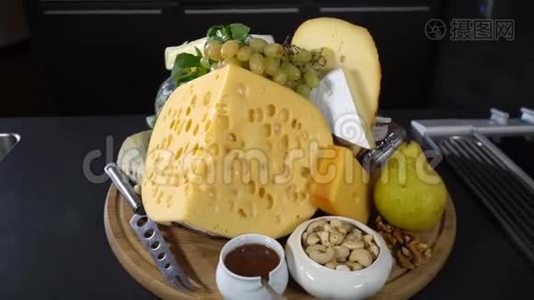 桌上有坚果和水果的奶酪种类视频
