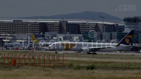 MIAT蒙古航空公司的波音767在滑行道上行驶视频