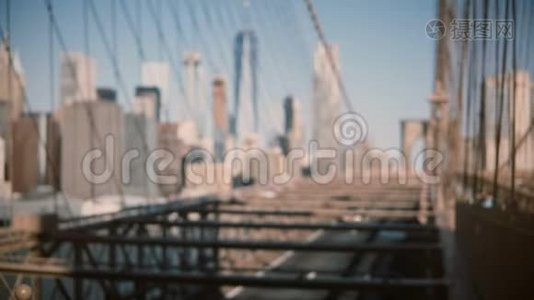 欧洲成年男子的后景来到布鲁克林大桥全景，环顾四周，触摸头发。 自由概念4K。视频