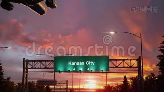 飞机降落堪萨斯城在美妙的日出视频