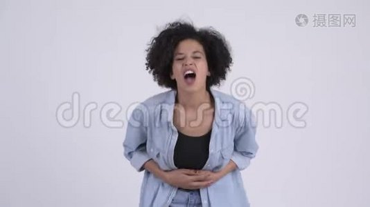 年轻有压力的非洲女人肚子疼视频