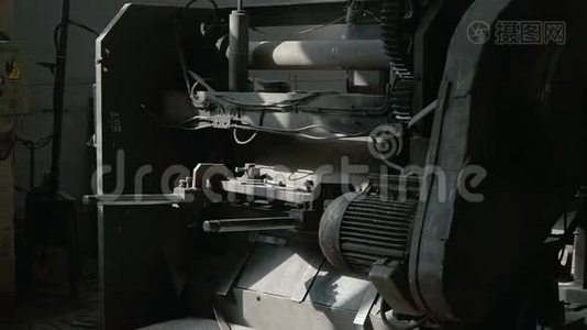 工厂里的旧机器视频