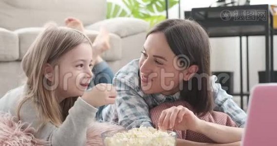 妈妈带着女儿吃爆米花看电影视频