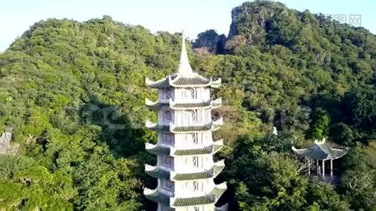 围绕着绿山寺宝塔与城市之间的运动视频