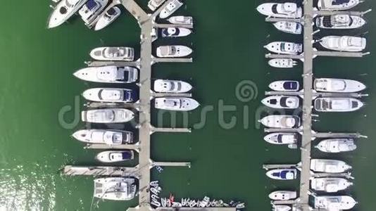 佛罗里达码头船只的空中景观。视频