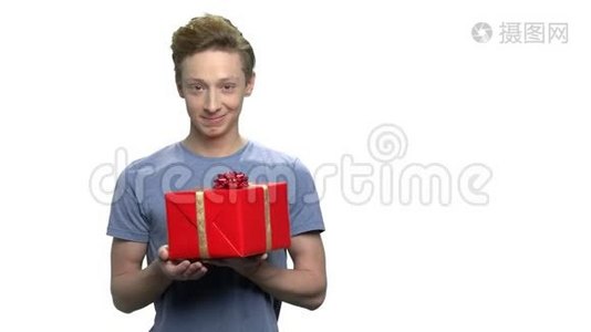 显示红色礼品盒的少年男孩。视频
