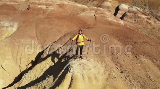 徒步旅行的女人用登山杖爬山。 空中山景。 。 美丽的山景观.. 医生视频