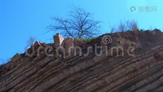 地震海啸灾害后破碎岩山砖房的废墟。视频