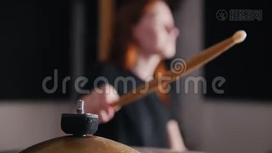 夜店音乐-性感迷人的女孩打击乐鼓表演摇滚视频