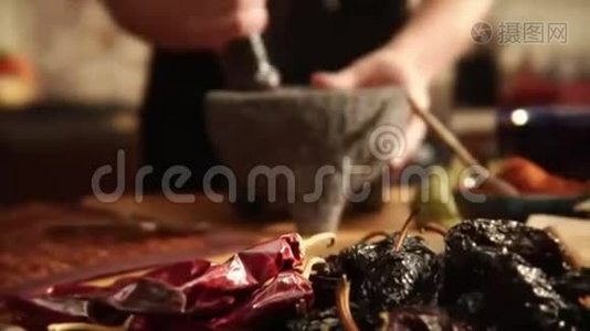 厨师用灰泥和杵磨碎墨西哥香料视频