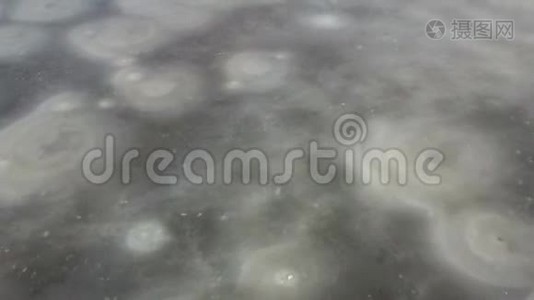 冬季河流冰冻水面的鸟瞰图。视频