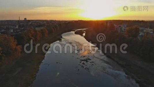 日落时分，乌日戈罗德乌克兰河上空的惊人空中景观。视频