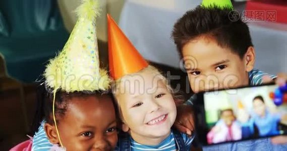 在生日派对期间，孩子们会说自拍视频