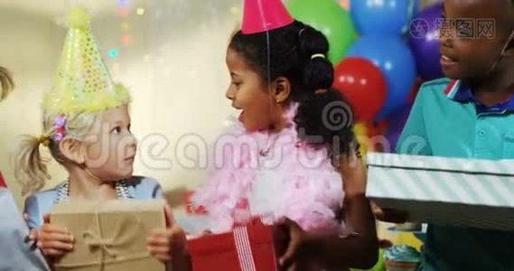 生日派对期间，孩子们手持礼品盒视频