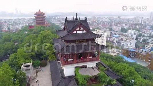 中国武汉-2017年5月2日：红门钟庙公园日黄鹤航空无人机全景视频