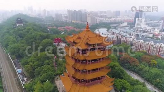 中国武汉-2017年5月2日：白天武汉城市景观黄鹤寺空中全景视频