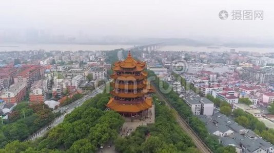 中国武汉-2017年5月2日：白天武汉城市景观黄鹤寺空中全景视频