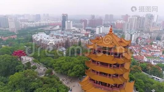 中国武汉-2017年5月2日：白天武汉城市景观黄鹤寺空中全景视频