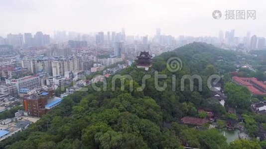 中国武汉-2017年5月2日：红门钟庙公园日黄鹤航空无人机全景视频