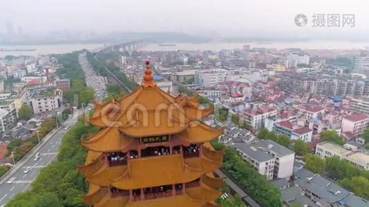 中国武汉-2017年5月2日：白天武汉城市景观黄鹤寺空中全景视频