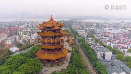 中国武汉-2017年5月2日：白天武汉城市景观黄鹤寺空中全景视频