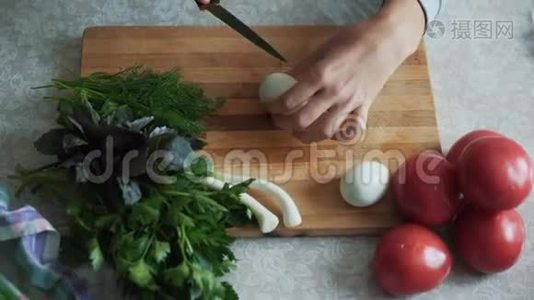 在木板上用刀切煮鸡蛋，把女人的手收起来。视频