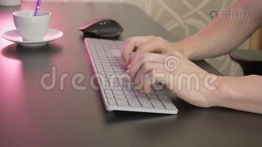 男人`手在键盘上打字视频