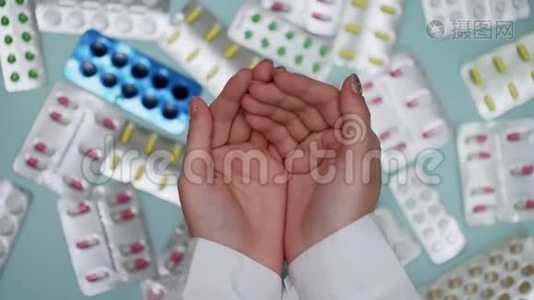 女医生`她的手抓着很多水泡的药丸视频