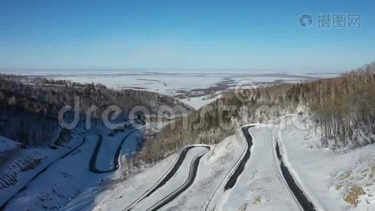 阿尔泰山麓和贝洛库里卡胜地的公路视频